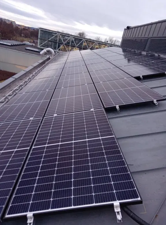 Instalacja fotowoltaiczna 50 kW na dachu obiektu Comarch