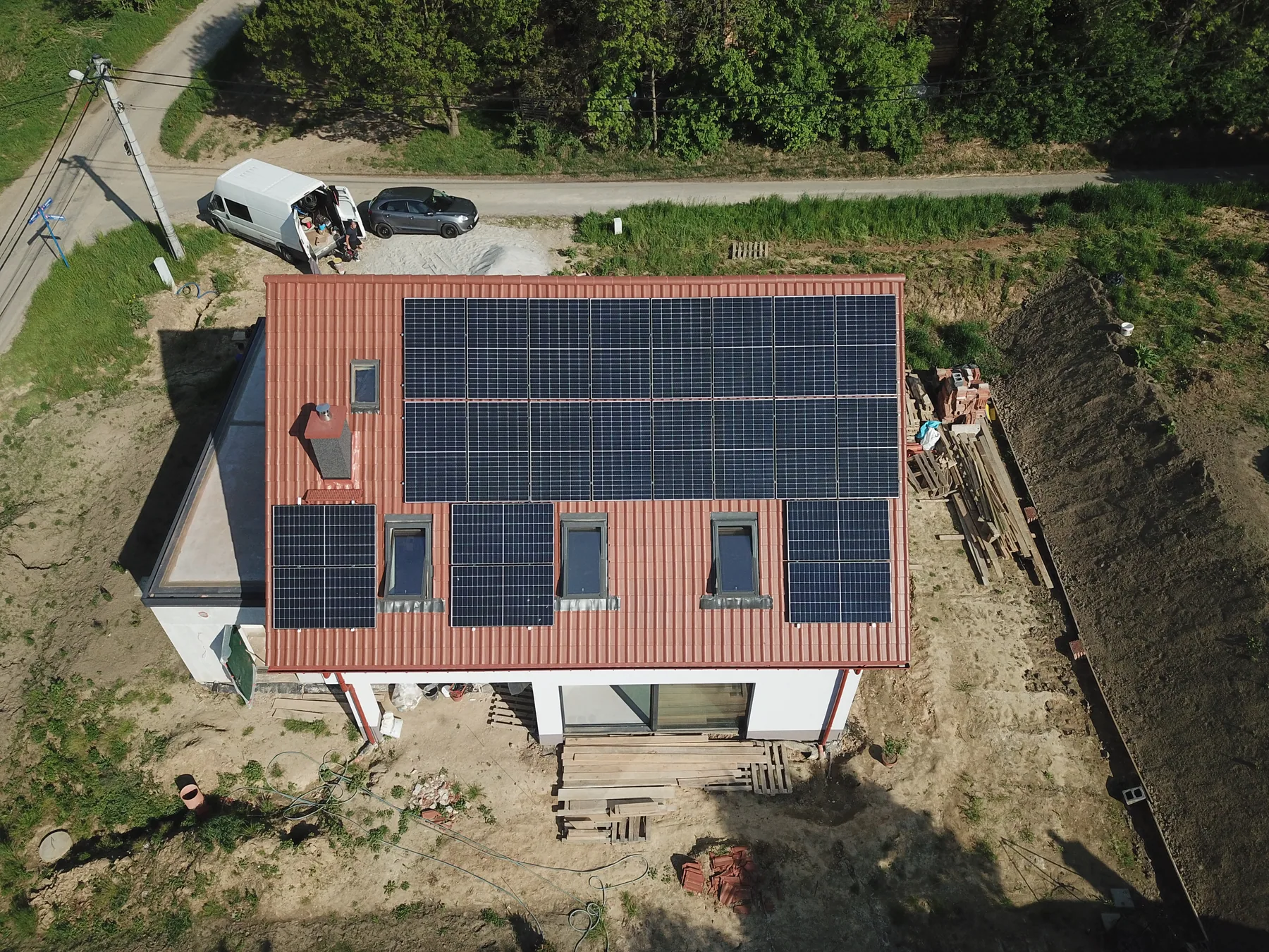 Instalacja fotowoltaiczna na dachu widziana z drona