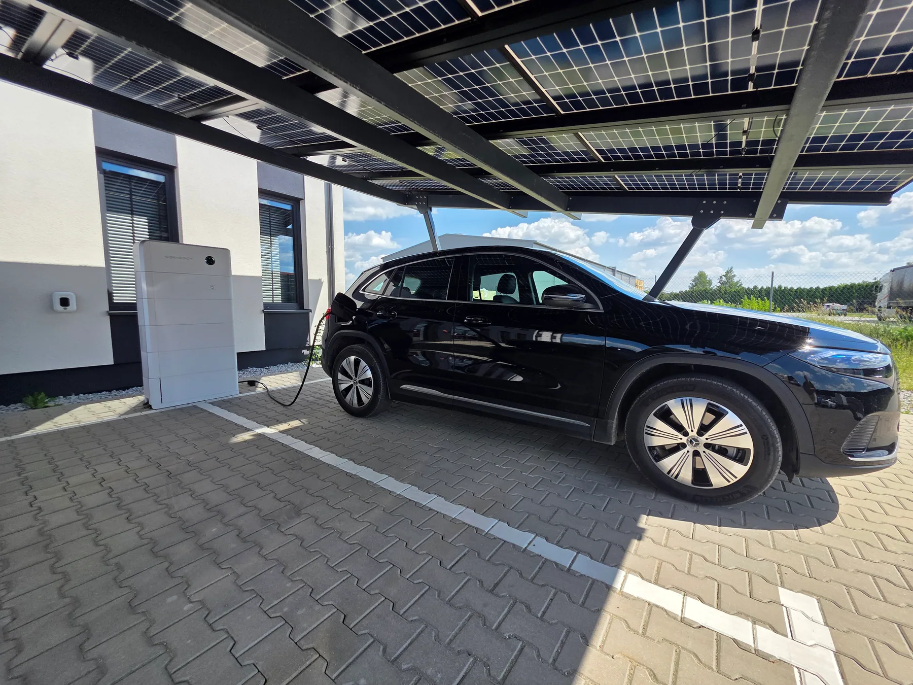 Wiata fotowoltaiczna z magazynem energii i ładowaniem samochodu